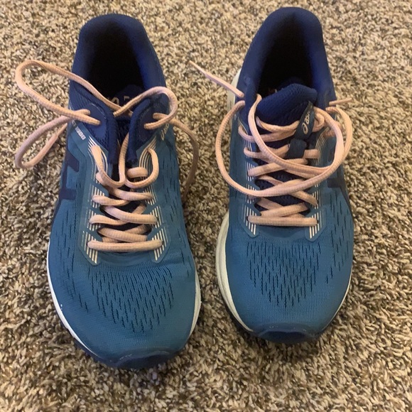 Women’s ASICS - Picture 2 of 6